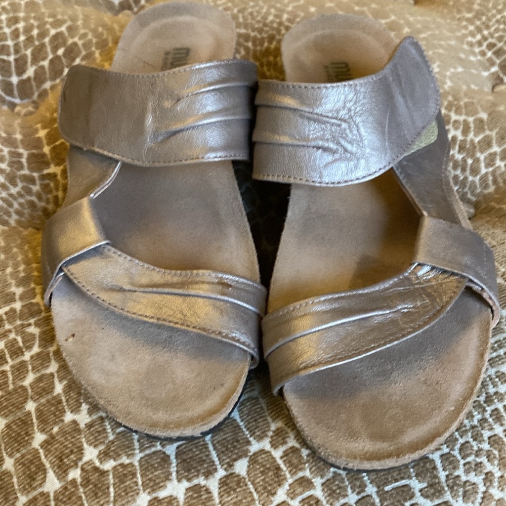 Munro  9 1/2 narrow Libra Taupe Metallic Sandal